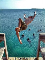 My buddy Simon doing a backflip from the Utila Dive Cente... by Hamid Rad 